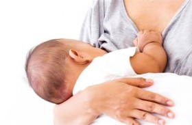 هل من الطبيعي أن يبدو الرضيع غاضباً؟