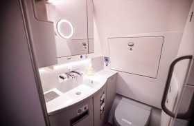 طرد راكبة من الطائرة لترددها على المرحاض قبل الإقلاع!