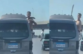 مسلح يثير الذعر على طريق سريع 