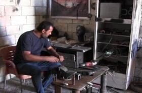 نحات يحول مخلفات الحرب لإبداعات فنية