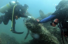 فريق دبى للغوص التطوعي ينتشل 8 أطنان من مخلفات حطام السفينة دارا 