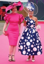 سيدتان تحضران المهرجان الوطني الكبير لسباق الخيل 2023  في مضمار آينتري، ليفربول، بريطانيا (رويترز)