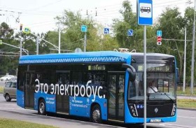 مسنة تسقط من حافلة