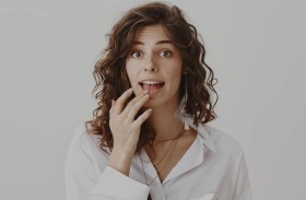 أربع أسباب صحية مقلقة وراء تشقق الشفاه