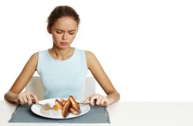 التوتر يعطل إشارات الشبع.. فكيف نتجنب زيادة الوزن أثناء ذلك؟