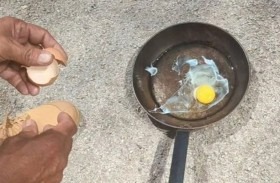 حرارة لا تُحتمل.. يقلي بيضة على أرضية ملعب مدرسة!