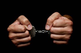 يحتجز عائلته بالكامل.. والشرطة تتدخل