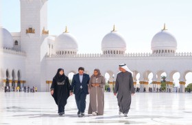 مساعدة الرئيس الإيراني تزور جامع الشيخ زايد الكبير في أبوظبي