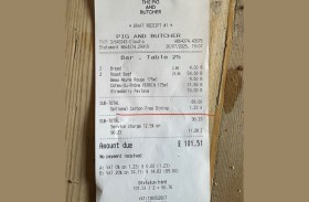 مطعم يثير الجدل برسوم مخادعة على فواتير الزبائن