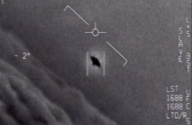 البحرية الأمريكية تنشر 3 فيديوهات لأجسام طائرة مجهولة