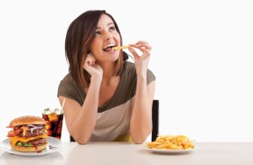 كيف تتجنّبين الأطعمة ذات السعرات الحرارية الفارغة للحفاظ على وزن ثابت؟ 