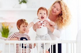 5 نصائح لتتمكّني من رعاية طفلين أحدهما رضيع