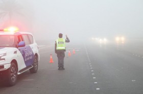 شرطة أبوظبي : 500 درهم و 4 نقاط مخالفة سير الشاحنات والحافلات أثناء  الضباب 