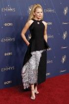 الممثلة الأمريكية إليزابيث بانكس لدى وصولها إلى حفل توزيع جوائز إيمي برايم تايم السابع والسبعين في مسرح بيكوك بمسرح إل إيه لايف في لوس أنجلوس. ا ف ب