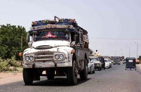 مشيا وبكل وسيلة نقل.. هكذا يفر ملايين السودانيين من الصراع