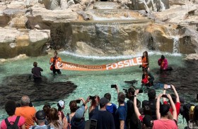 يحولون مياه نافورة روما إلى الأسود