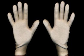 قفازات إلكترونية جديدة تنقل الشعور باللمس