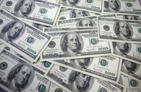 الدولار يهبط مع تحسن المعنويات  