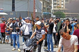 محتجون يعتدون على وزير الطاقة اللبناني