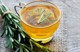 ماذا يحدث لشعرك إذا غسلته بماء إكليل الجبل؟