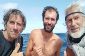 إنقاذ 3 بحارة في الكورال بعد هجوم القرش