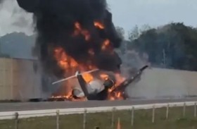 ركاب ينجون بأعجوبة من طائرة محترقة