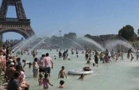 بعد حظر 100 عام.. باريس تسمح بالسباحة قرب برج إيفل