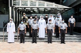 مدير عام شرطة أبوظبي يلتقي المتعاملين بمركز شرطة ياس