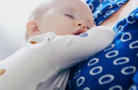 مضيفة طيران تتحول إلى بطلة بعد إنقاذ رضيع