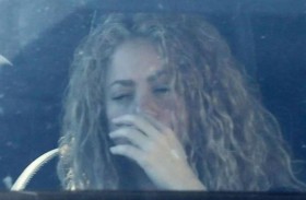 شاكيرا تظهر باكية  في شارع عام