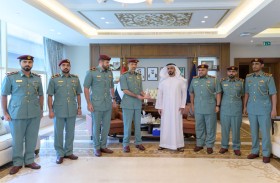 سيف بن زايد يطلع على جائزة عالمية حصلت عليها وزارة الداخلية في مجال إدارة المواهب