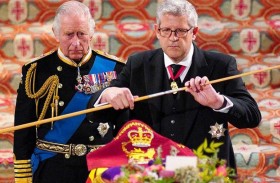 سر كسر العصا فوق نعش إليزابيث