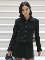 الممثلة الصينية شين تشيلي لدى وصولها إلى عرض أزياء شانيل لخريف وشتاء 2025-2026 في باريس. ا ف ب