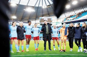 مدرب فريق مانشستر سيتي للسيدات غاريث تايلور يتابع منافسات كأس مانشستر سيتي أبوظبي