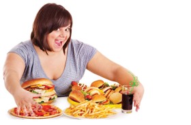 احذر.. الإفراط في تناول الطعام يؤدي إلى «انفجار معدتك»