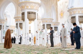 رئيس الدولة والرئيس الإندونيسي يؤديان صلاة الجمعة في جامع الشيخ زايد الكبير