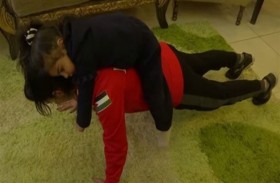 ترفع شقيقتها للحفاظ على لياقتها