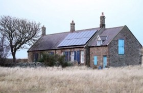 يحتميان بكوخ بسبب عاصفة فيتهمان بالسرقة