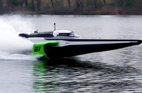 أول زورق سباق مثل طائر السنونو