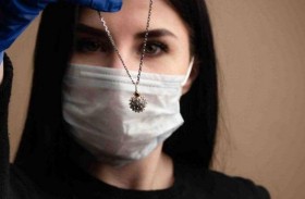 قلادة مجوهرات على شكل فيروس