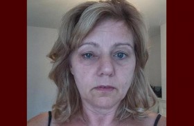 رشت عطراً في عينها بالخطأ.. فأصيبت بالسرطان 