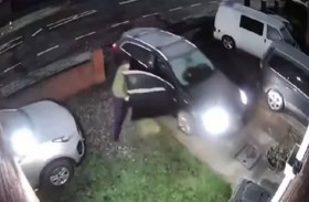 يتفانى في منع لص من سرقة سيارته