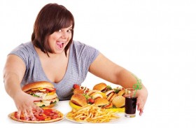 نصيحة خبراء.. 5 أطعمة ومشروبات تجنبها قبل النوم