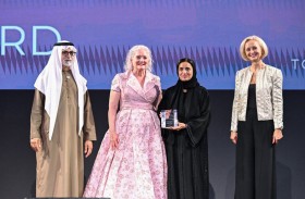 مدرسة الجالية الأمريكية في أبوظبي تكرم لبنى القاسمي بجائزة القيادة المجتمعية