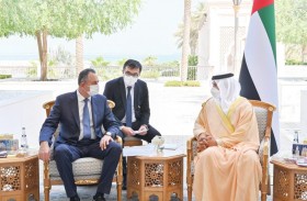 رئيس الدولة يتلقى رسالة خطية من رئيس طاجيكستان تسلمها منصور بن زايد