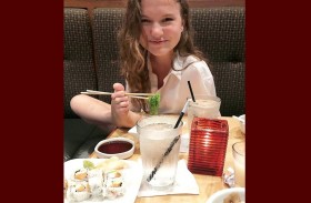 ولدت بلا ذراعين وتتعلم العزف 