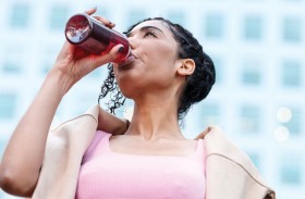 احذروا.. مشروبات شائعة قد تسبب تساقط الشعر وزيادة القلق