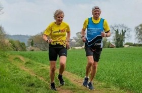 زوجان ثمانينيان يحافظان على لياقتهما بالجري 