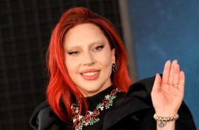 ليدي غاغا تسقط على المسرح في فيغاس 