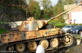 عجوز أمام القضاء.. والتهمة إخفاء دبابة بمنزله